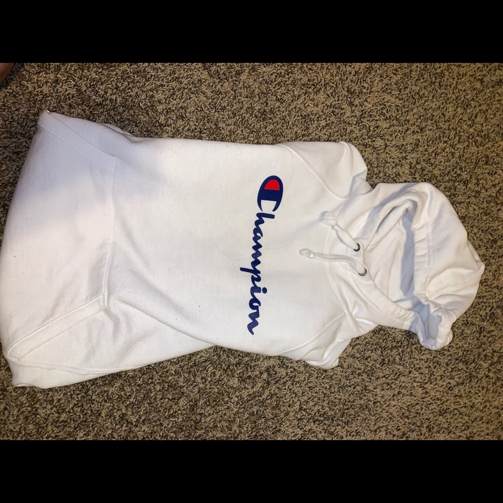 I’m selling this Champion hoodie